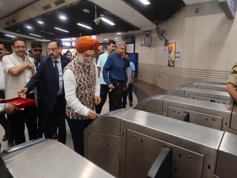 Delhi L-G Sandhu interacting with commuters on the Metro Delhi L-G Sandhu interacting with commuters on the Metro