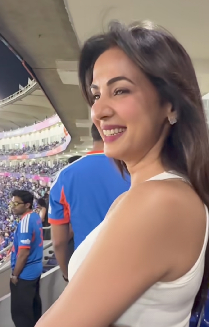Sonal Chauhan smiling as fans sing Zara Sa at T20 World Cup stadium Sonal Chauhan smiling as fans sing Zara Sa at T20 World Cup stadium