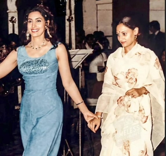 Vintage photo of Nutan and Jaya Bachchan at a Bollywood award show Vintage photo of Nutan and Jaya Bachchan at a Bollywood award show