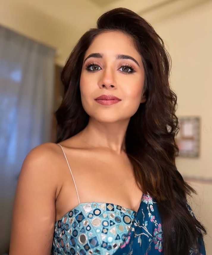 Shweta Tripathi wearing her mother-in-law's red saree and pink blouse Shweta Tripathi wearing her mother-in-law's red saree and pink blouse