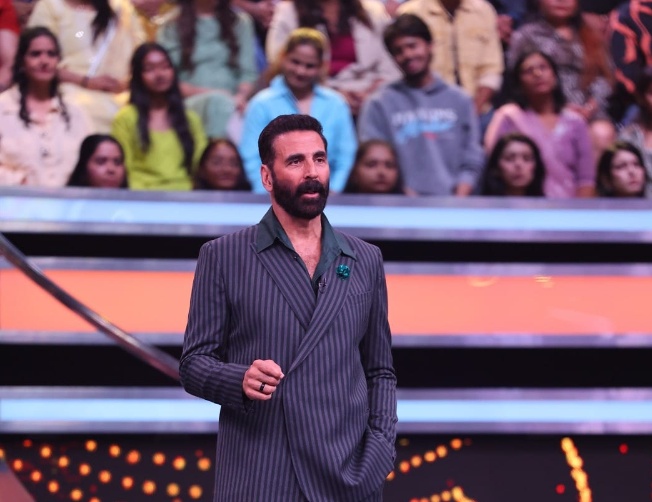 Akshay Kumar smiling during interview about marriage life changes Akshay Kumar smiling during interview about marriage life changes