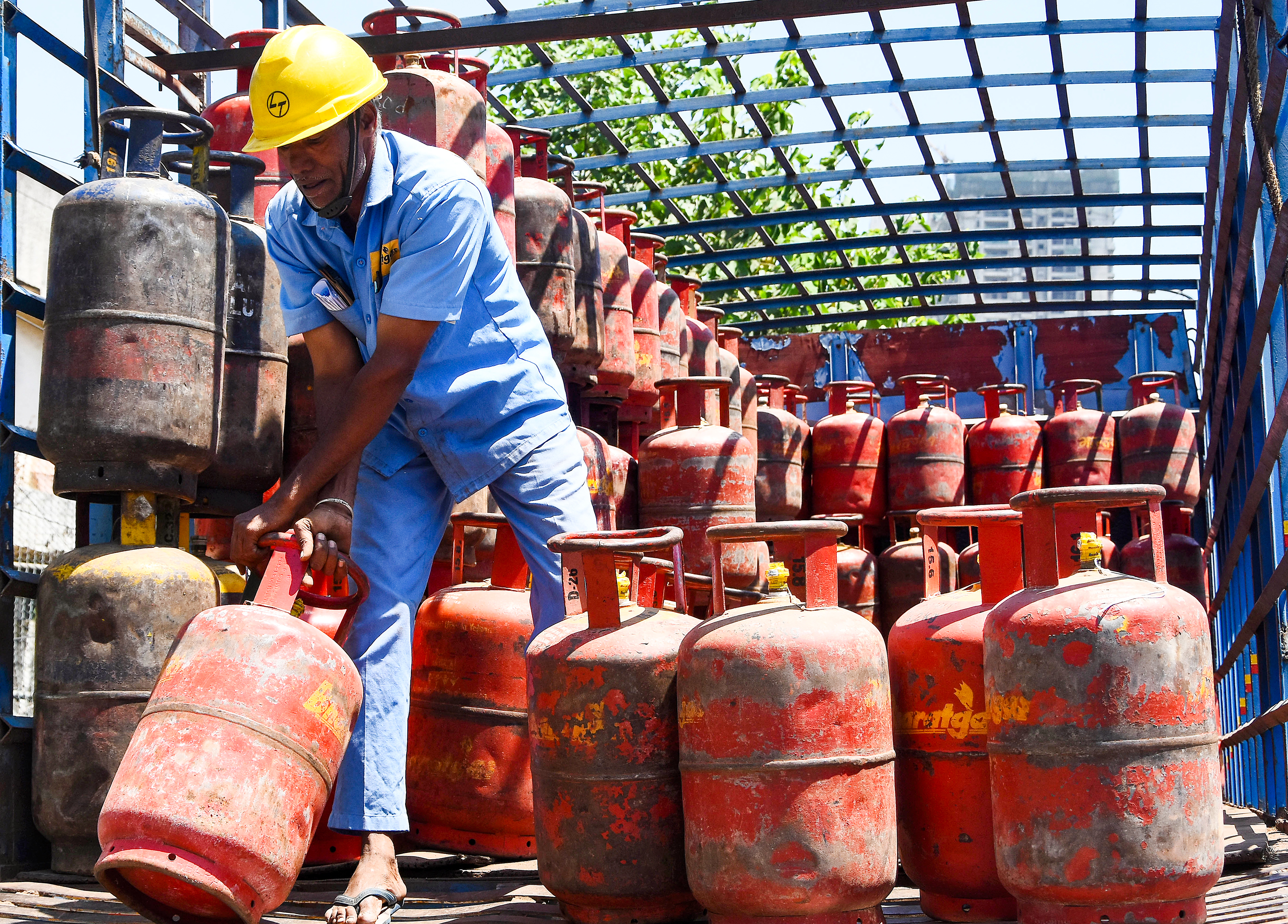 Commercial LPG cylinder distribution resumed by government Commercial LPG cylinder distribution resumed by government