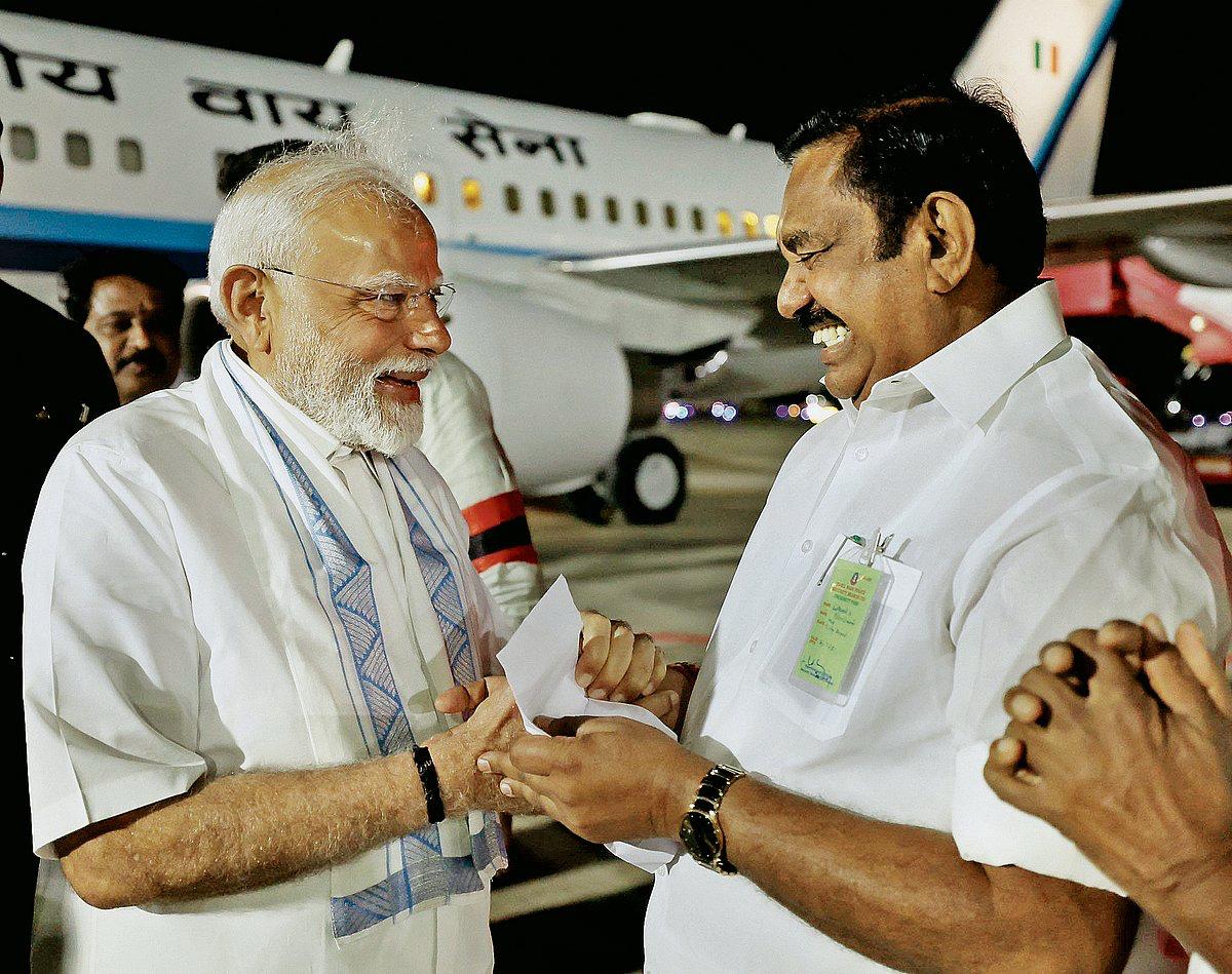 PM Modi arriving in Tiruchirappalli wearing traditional Tamil attire PM Modi arriving in Tiruchirappalli wearing traditional Tamil attire