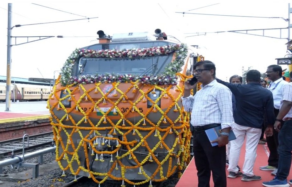 PM Modi flags off Podanur-Dhanbad Amrit Bharat Express at Tichy station PM Modi flags off Podanur-Dhanbad Amrit Bharat Express at Tichy station