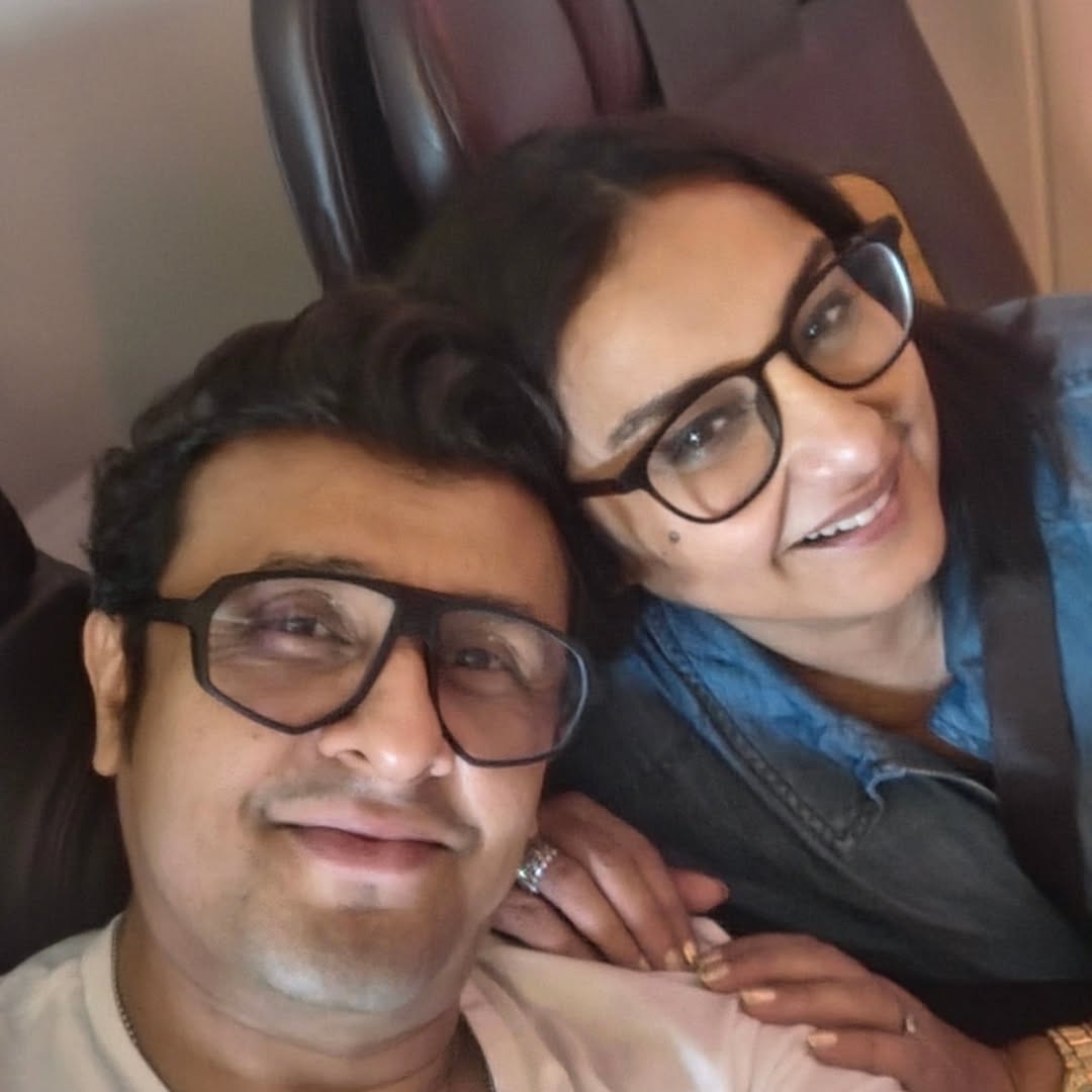 Divya Dutta and Sonu Nigam smiling in flight selfie Divya Dutta and Sonu Nigam smiling in flight selfie