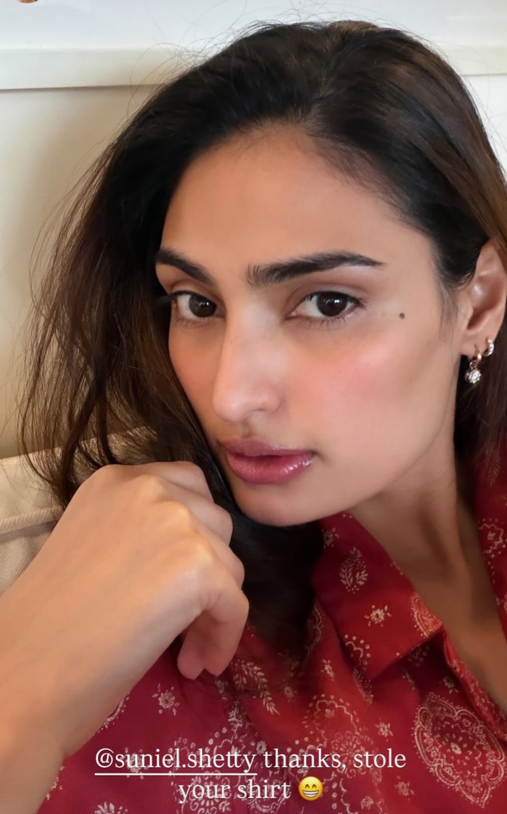 Athiya Shetty wearing Suniel Shetty's red printed shirt in a selfie Athiya Shetty wearing Suniel Shetty's red printed shirt in a selfie