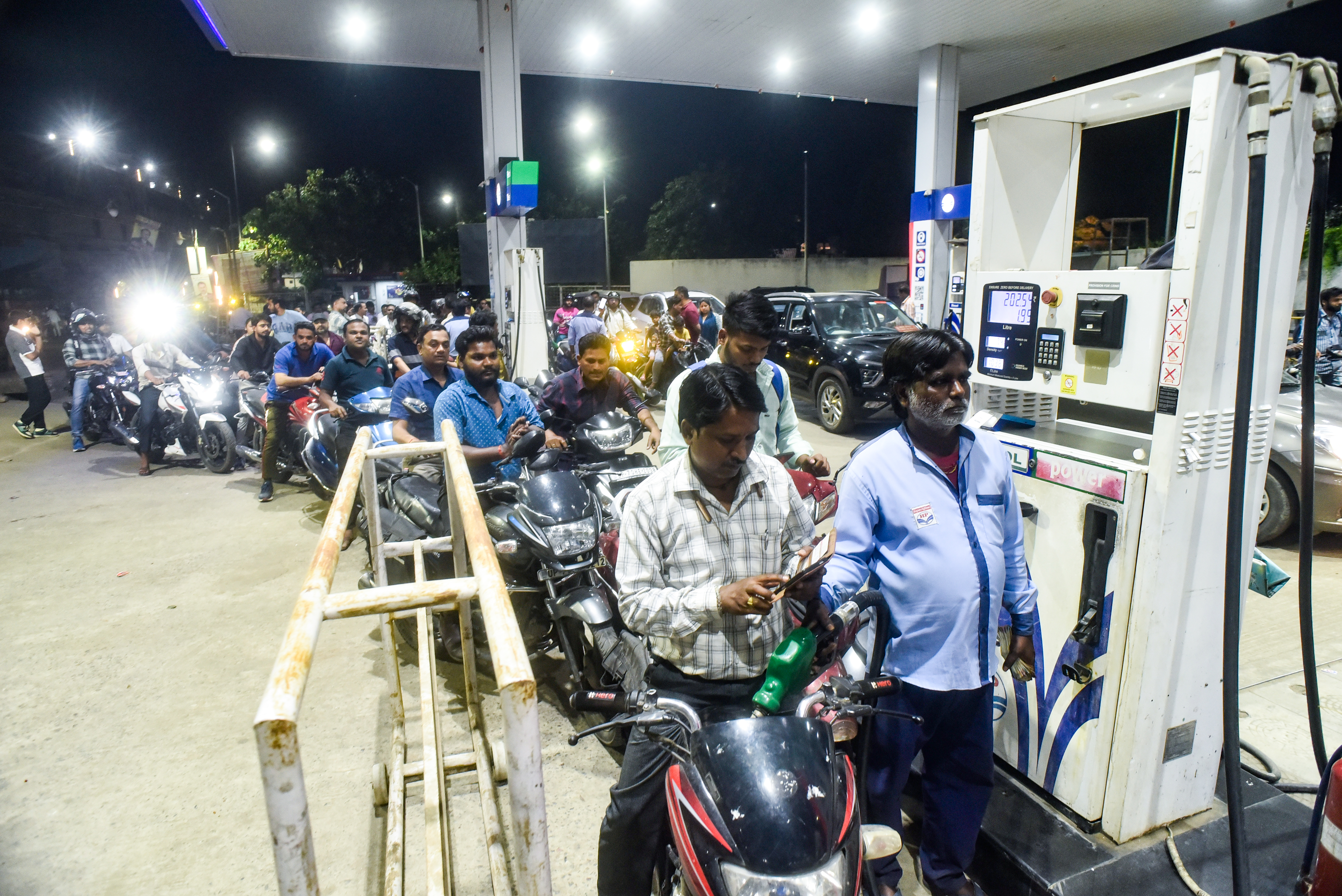 Government reduces excise duty on petrol and diesel prices at fuel pump Government reduces excise duty on petrol and diesel prices at fuel pump