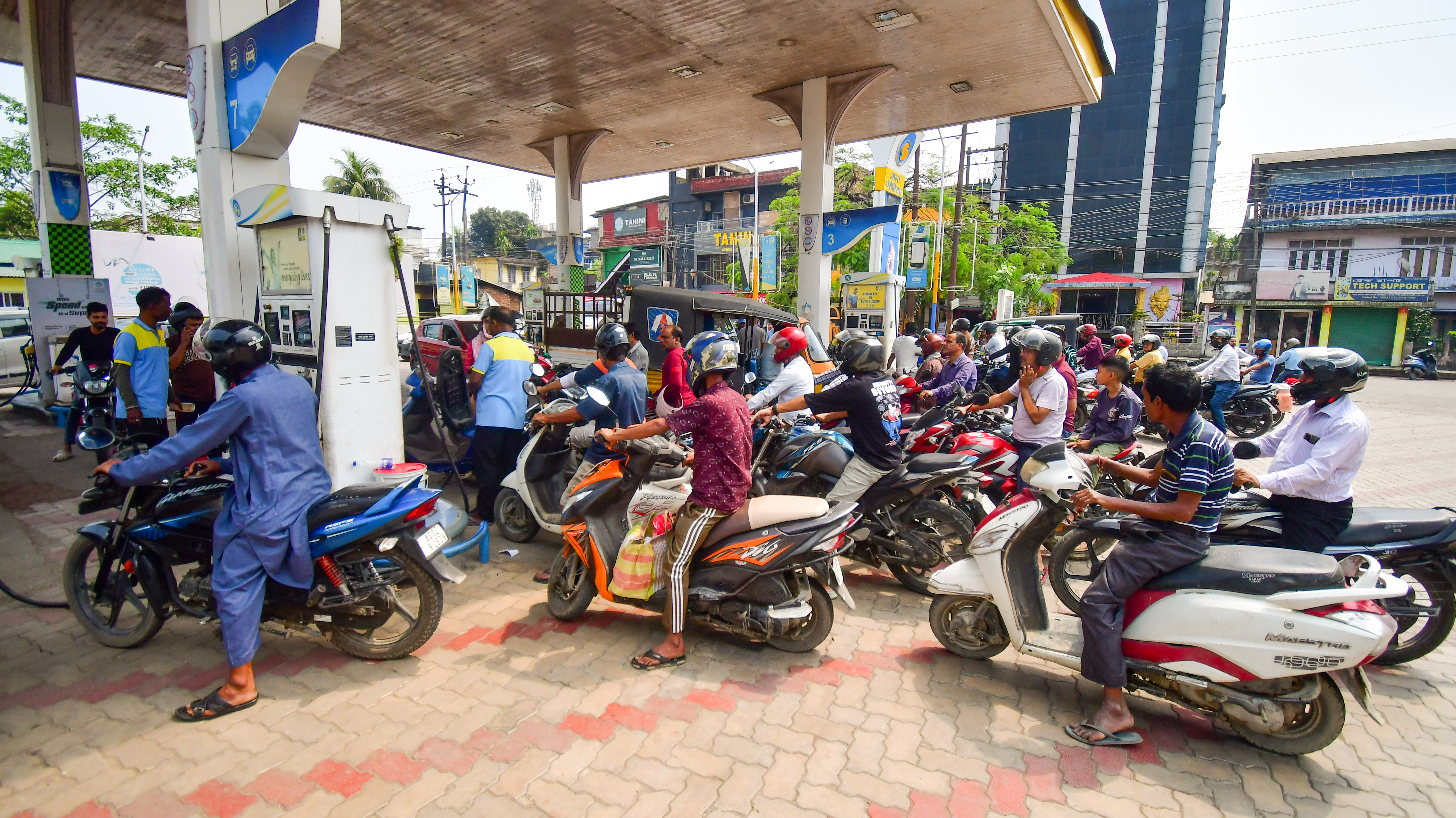 Indian auto industry May retail sales chart showing record 25.3 lakh units Indian auto industry May retail sales chart showing record 25.3 lakh units