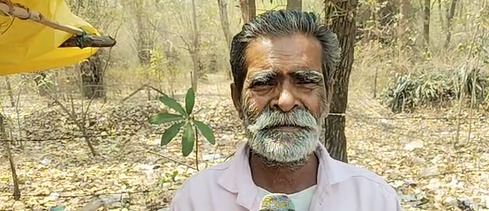 Landless labourers in Dhamtari receiving financial aid from government scheme Landless labourers in Dhamtari receiving financial aid from government scheme