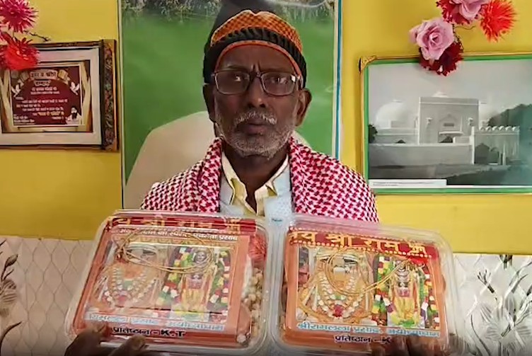 Former Babri Masjid litigant distributing Lord Ram Lalla pictures in Ayodhya Former Babri Masjid litigant distributing Lord Ram Lalla pictures in Ayodhya