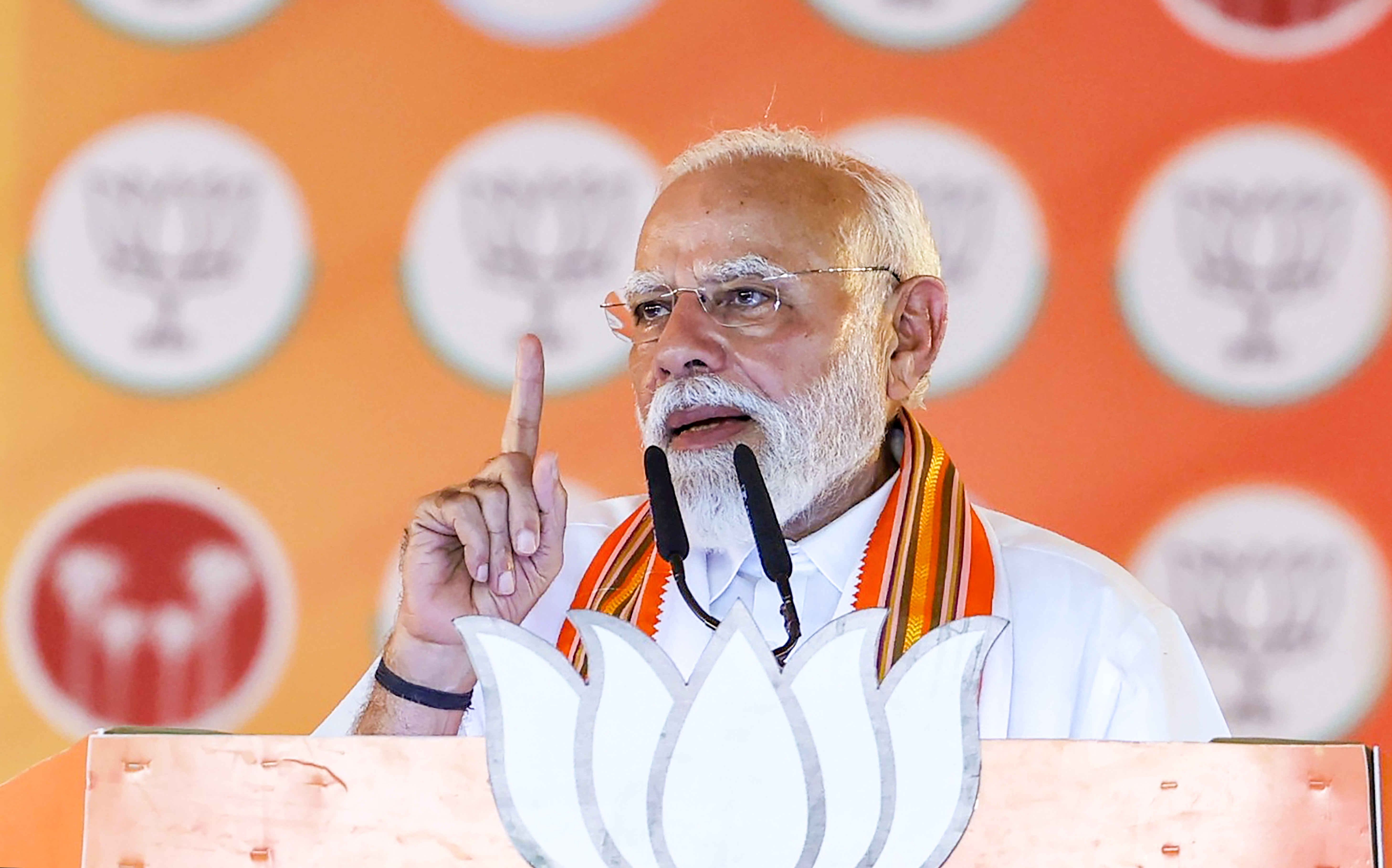 PM Modi addressing a political rally in Kerala with crowd PM Modi addressing a political rally in Kerala with crowd