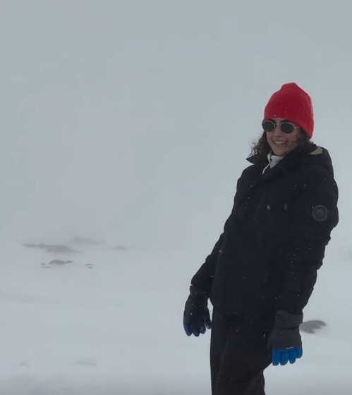 Sanya Malhotra dancing to DDLJ song Zara sa Jhoom lu main in snow Sanya Malhotra dancing to DDLJ song Zara sa Jhoom lu main in snow