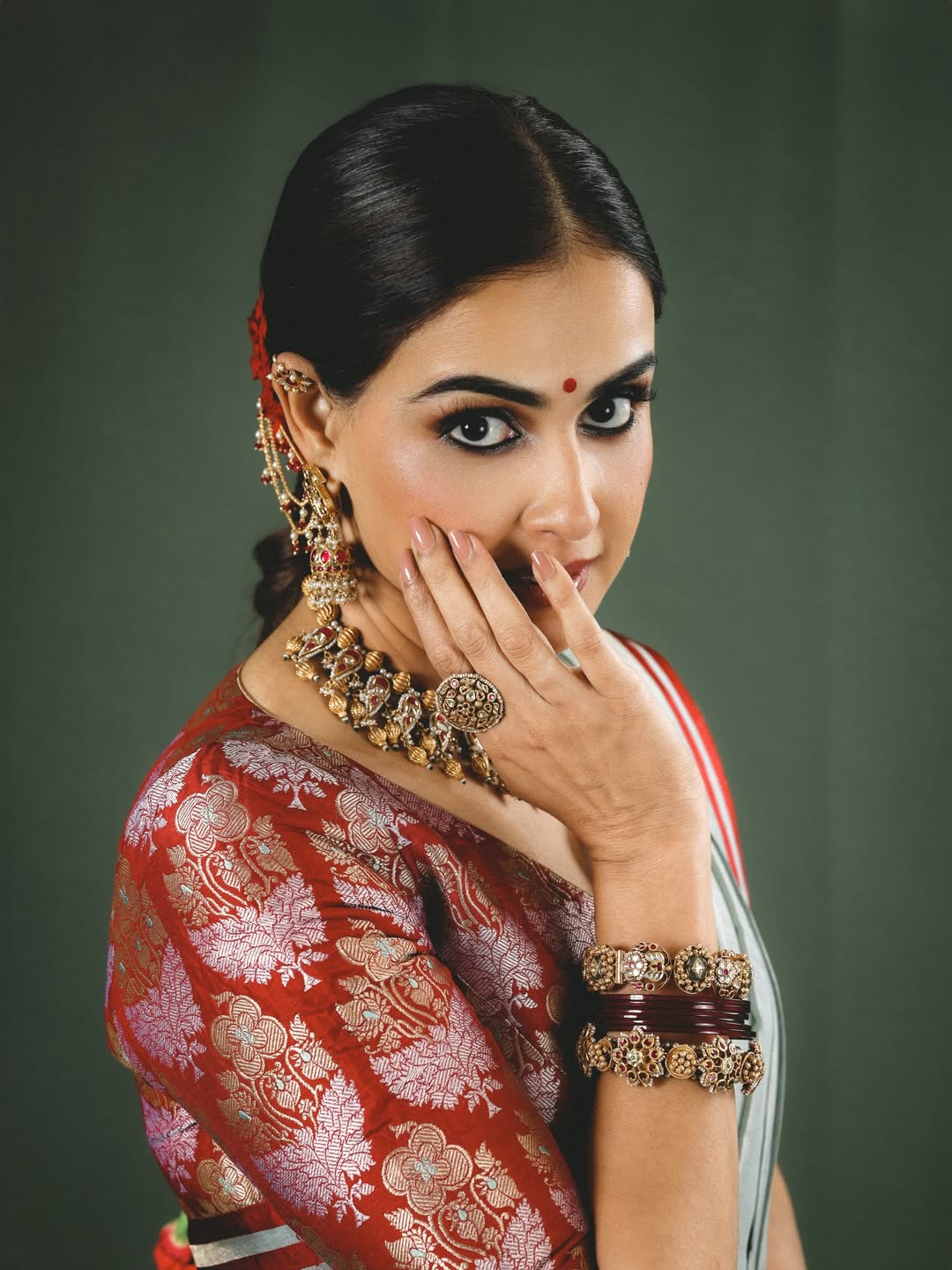 Genelia Deshmukh in ethnic look posing with nostalgic expression Genelia Deshmukh in ethnic look posing with nostalgic expression