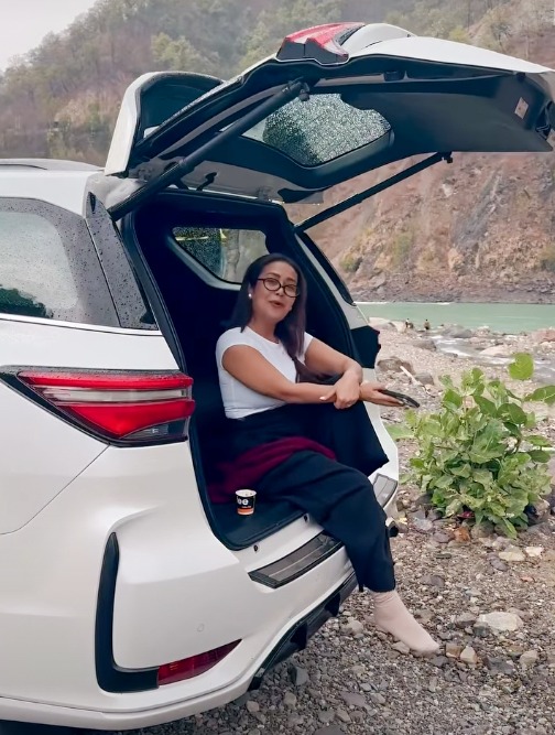 Neha Kakkar singing Tumse Behtar in car trunk with scenic backdrop Neha Kakkar singing Tumse Behtar in car trunk with scenic backdrop