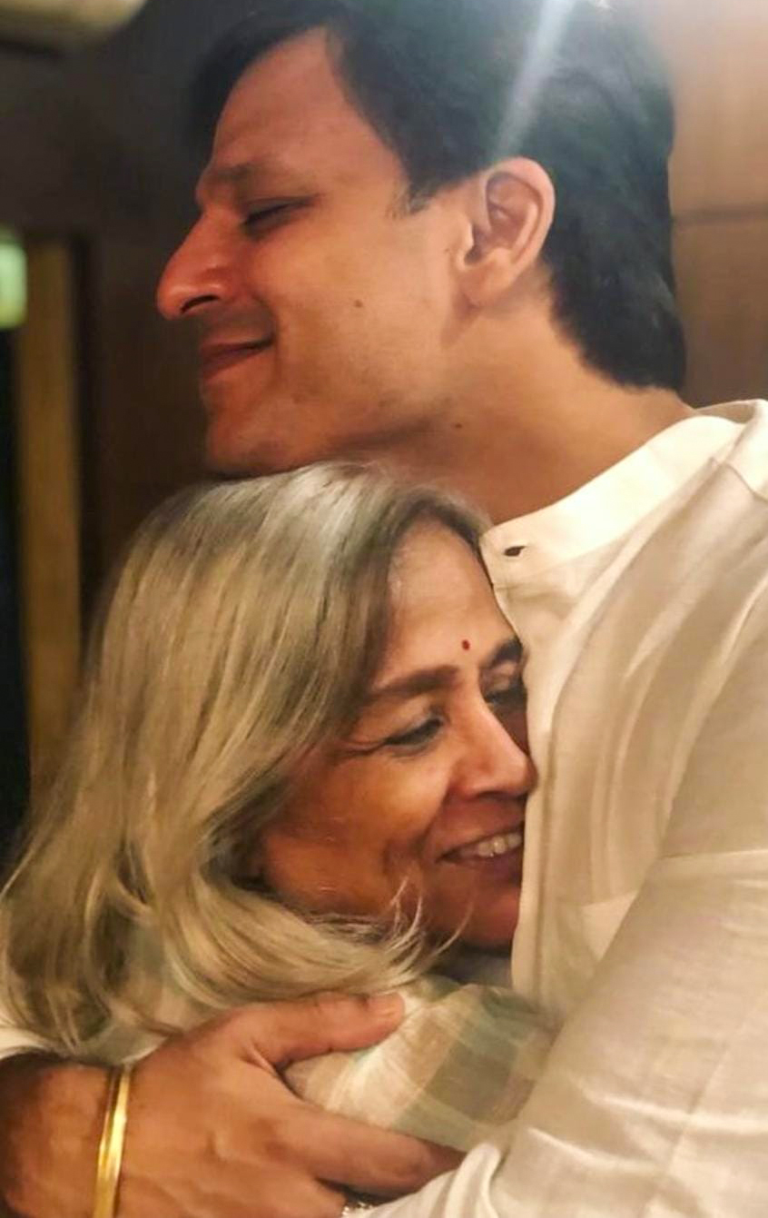 Vivek Oberoi with his mother emotional moment Vivek Oberoi with his mother emotional moment