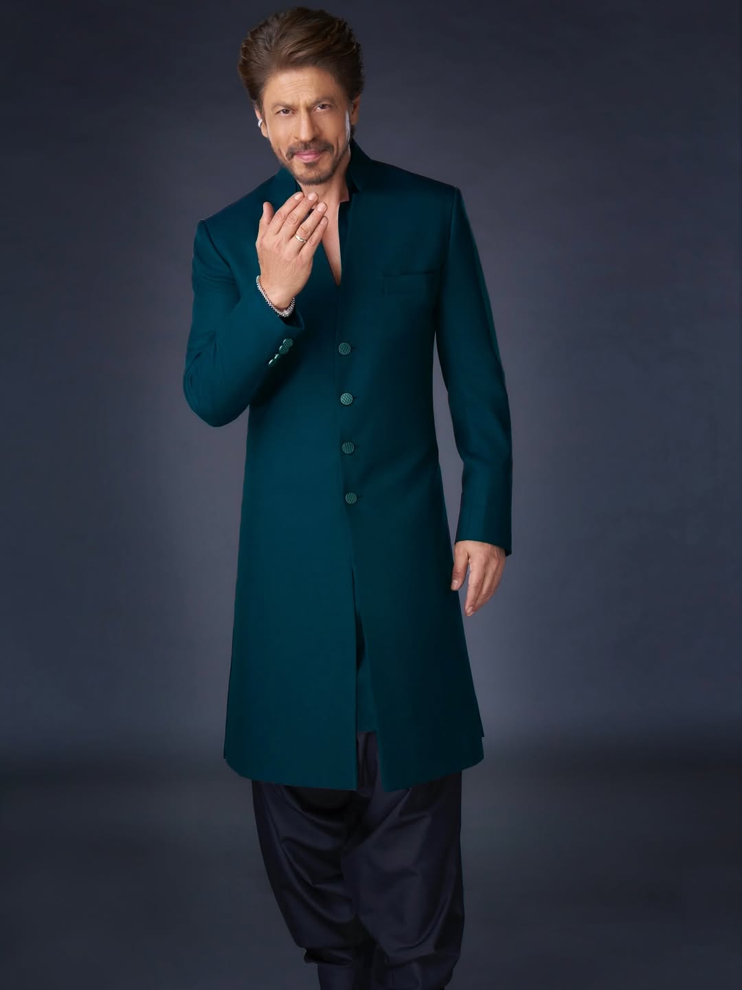 Shah Rukh Khan in green sherwani wishing Eid Mubarak Shah Rukh Khan in green sherwani wishing Eid Mubarak