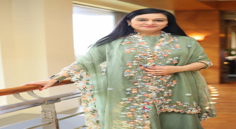 Padmini Kolhapure singing Madhuban Khushboo Deta Hai on Instagram Padmini Kolhapure singing Madhuban Khushboo Deta Hai on Instagram
