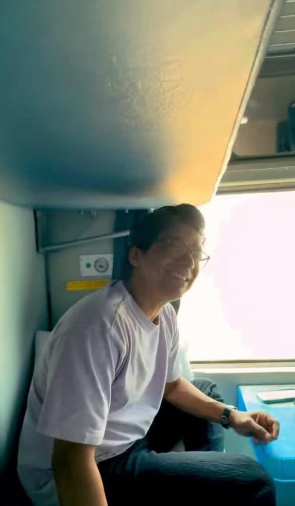 Shaan singing on train during musical journey Shaan singing on train during musical journey