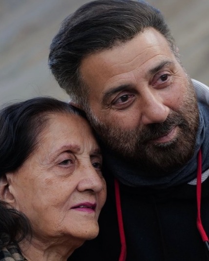Sunny Deol and mother Prakash Kaur smiling together in rare photo Sunny Deol and mother Prakash Kaur smiling together in rare photo