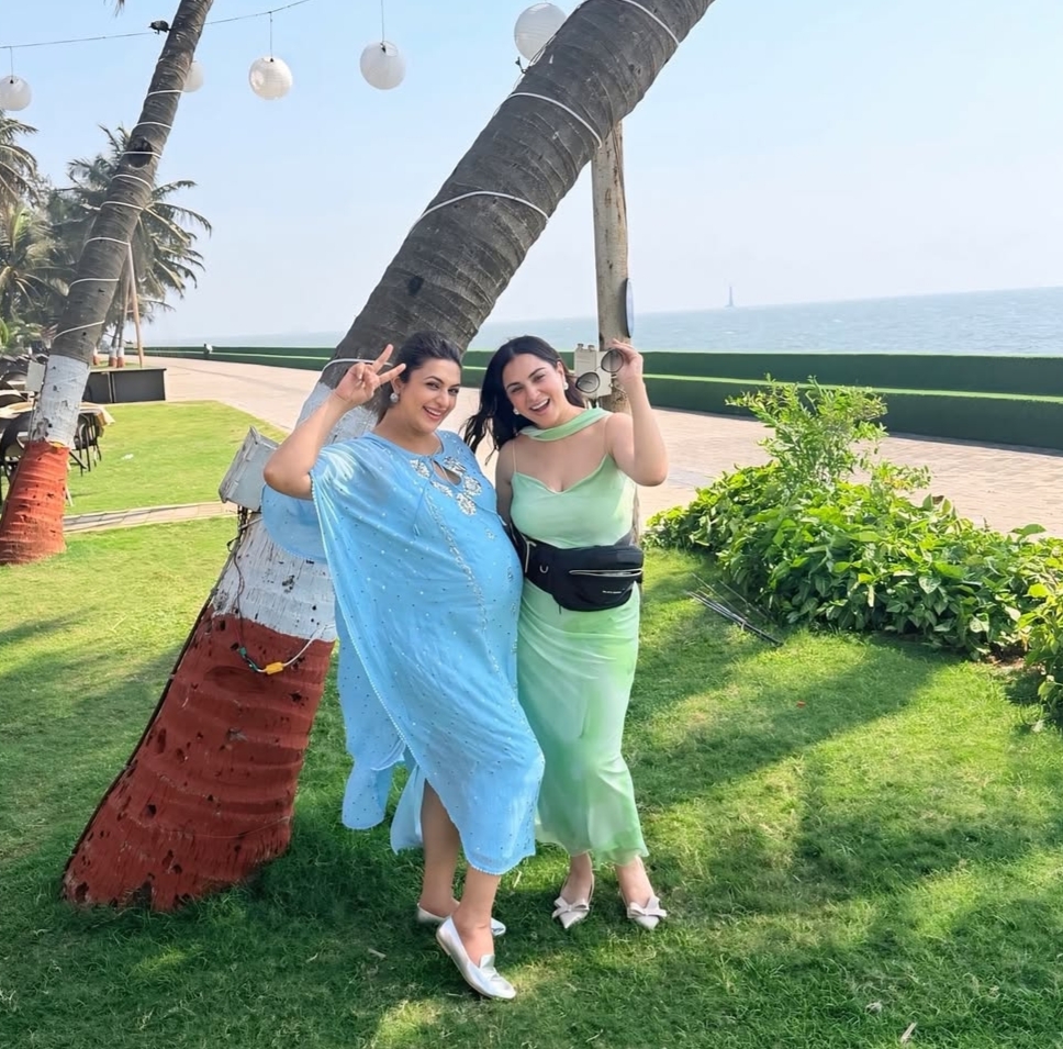 Divyanka Tripathi shows baby bump with Shraddha Arya Divyanka Tripathi shows baby bump with Shraddha Arya