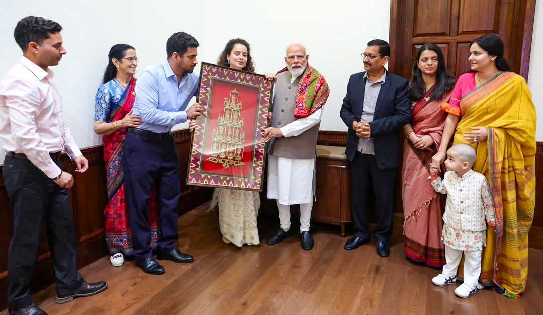 Kangana Ranaut with PM Modi on her 40th birthday receiving a gift Kangana Ranaut with PM Modi on her 40th birthday receiving a gift