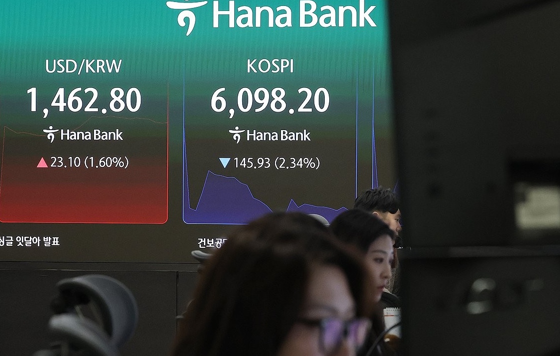 Seoul stock exchange trading floor showing sharp decline Seoul stock exchange trading floor showing sharp decline