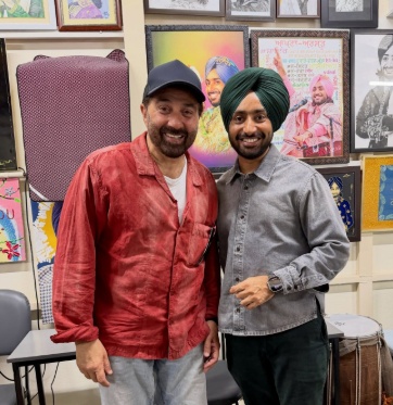 Satinder Sartaaj and Sunny Deol posing together at a farmhouse Satinder Sartaaj and Sunny Deol posing together at a farmhouse
