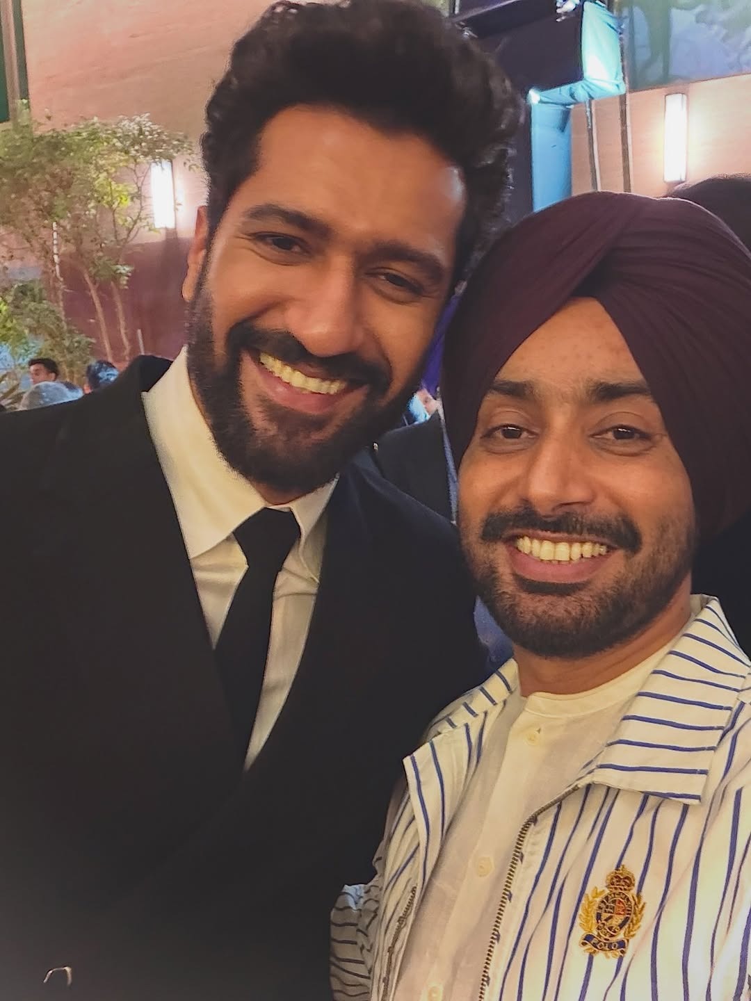 Satinder Sartaaj and Vicky Kaushal smiling together at an event Satinder Sartaaj and Vicky Kaushal smiling together at an event