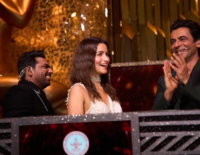 Alia Bhatt posing with co-hosts Sunil Grover and Zakir Khan at her hosting debut event Alia Bhatt posing with co-hosts Sunil Grover and Zakir Khan at her hosting debut event