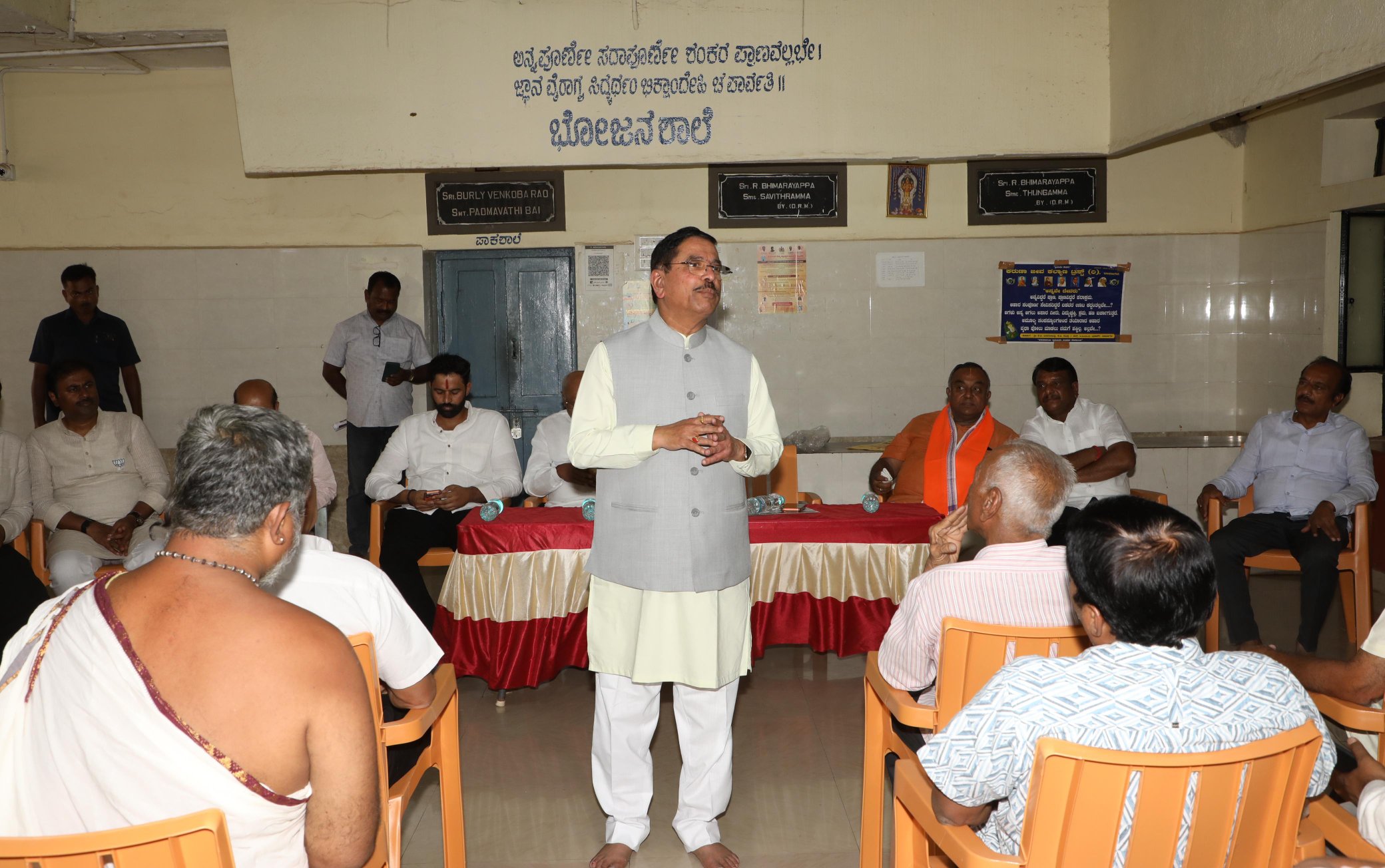 Pralhad Joshi addressing press conference on Congress family politics Pralhad Joshi addressing press conference on Congress family politics