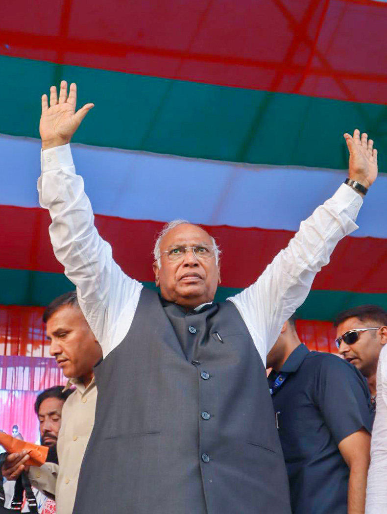 Mallikarjun Kharge addressing election rally in Assam where he made controversial remarks Mallikarjun Kharge addressing election rally in Assam where he made controversial remarks