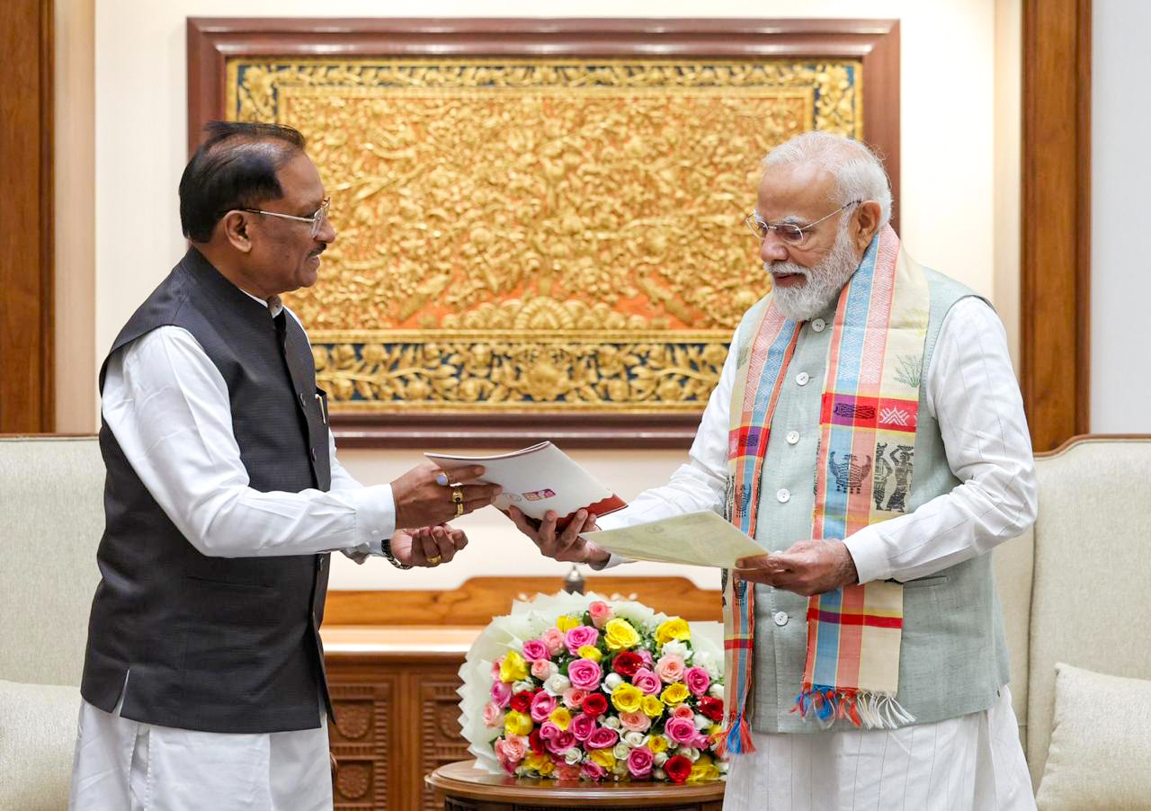 PM Modi and Chhattisgarh CM discussing post-Maoism development plans for Bastar region PM Modi and Chhattisgarh CM discussing post-Maoism development plans for Bastar region