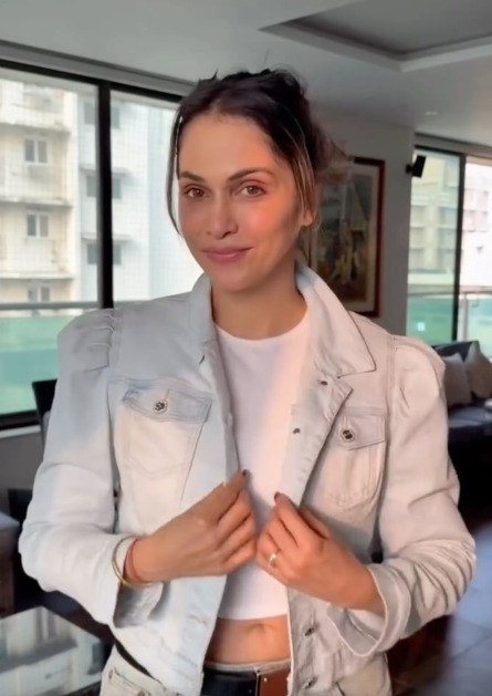 Isha Koppikar before and after fitness transformation showing her dedication Isha Koppikar before and after fitness transformation showing her dedication