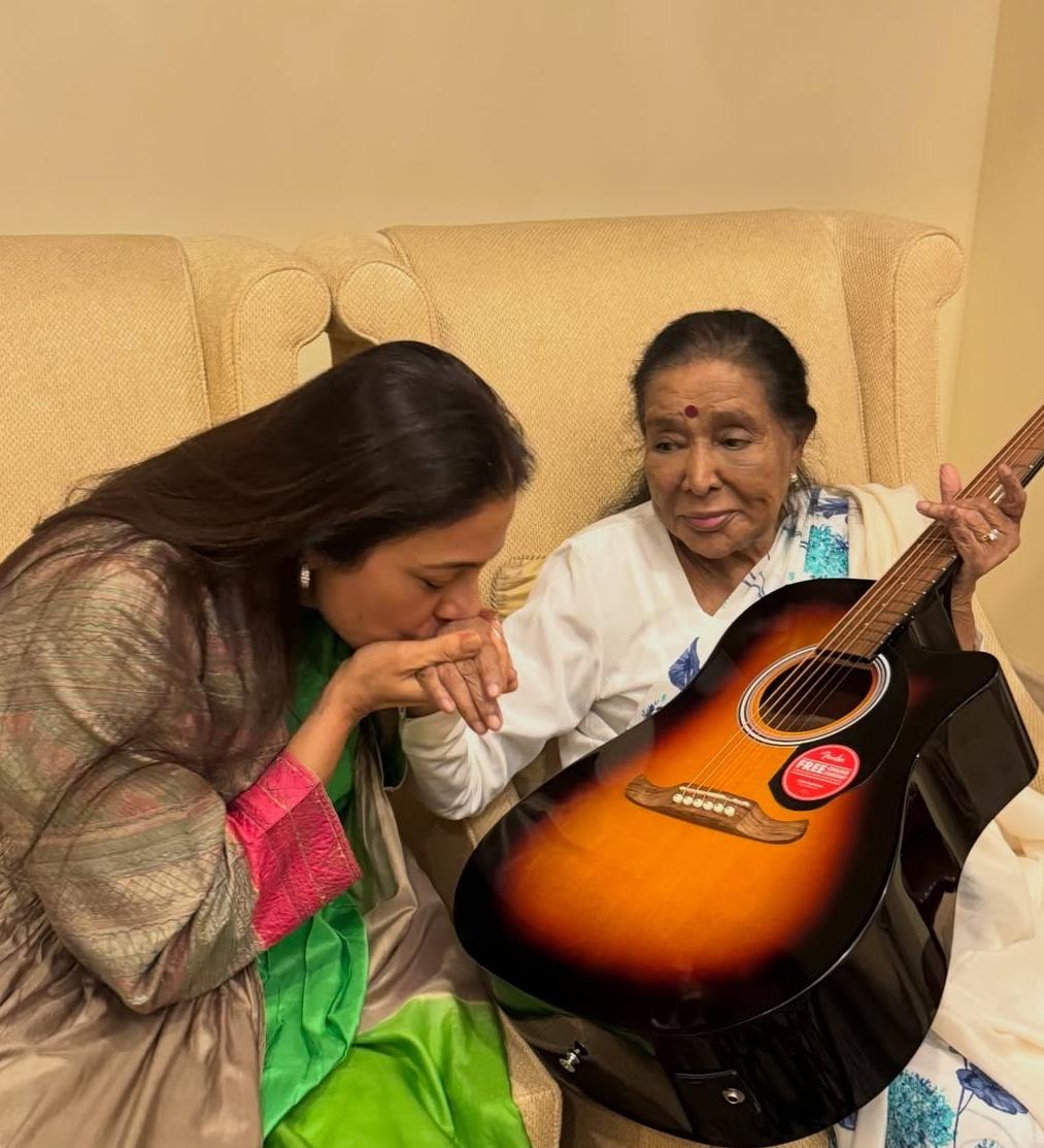 Tabu and Asha Bhosle with gifted guitar Tabu and Asha Bhosle with gifted guitar