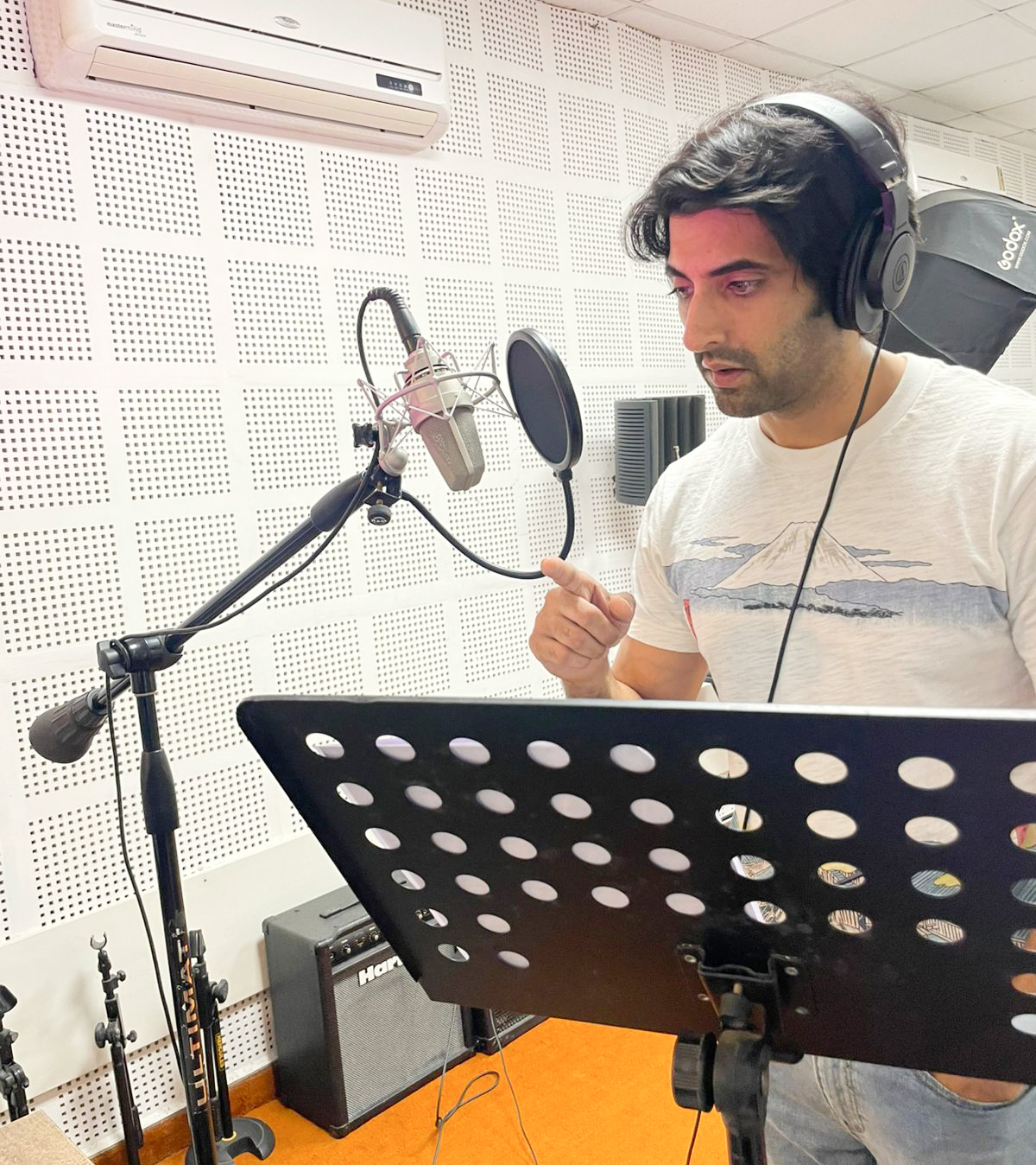 Akshay Oberoi on set for Two Zero One Four movie Akshay Oberoi on set for Two Zero One Four movie