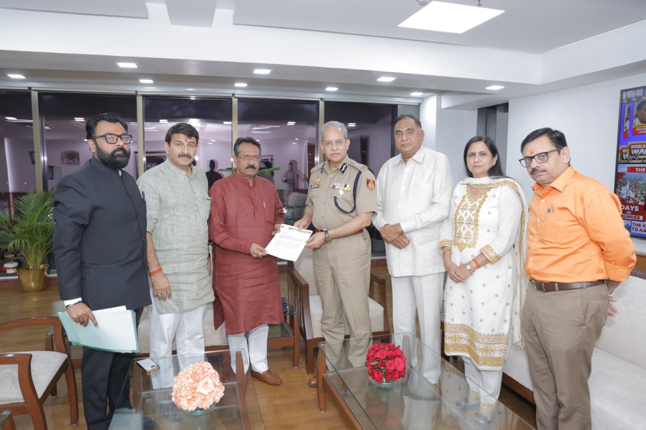Delhi BJP delegation files police complaint against Congress President Mallikarjun Kharge Delhi BJP delegation files police complaint against Congress President Mallikarjun Kharge