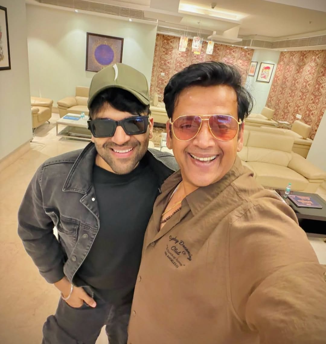 Ravi Kishan and Guru Randhawa smiling together in a selfie Ravi Kishan and Guru Randhawa smiling together in a selfie