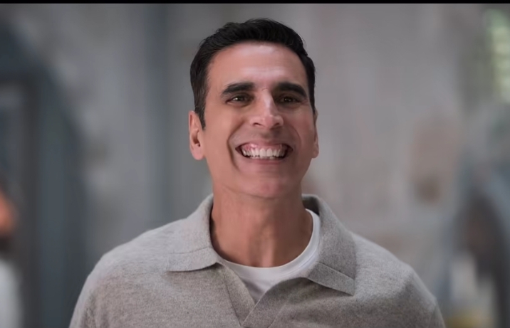 Akshay Kumar smiling during interview about school failures Akshay Kumar smiling during interview about school failures