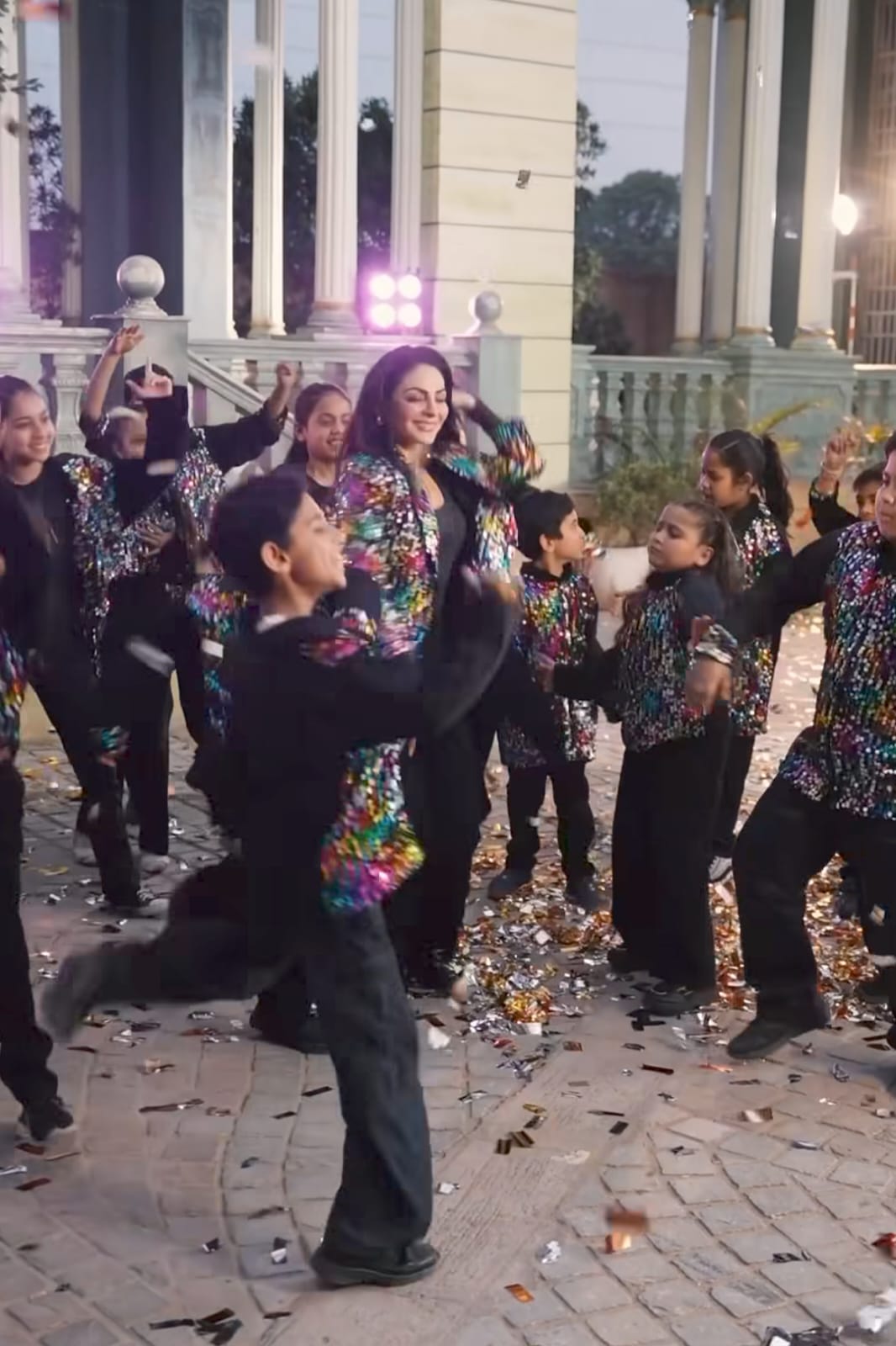 Neeru Bajwa dancing with children behind the scenes for Jawaak song Bachke Bachke Neeru Bajwa dancing with children behind the scenes for Jawaak song Bachke Bachke