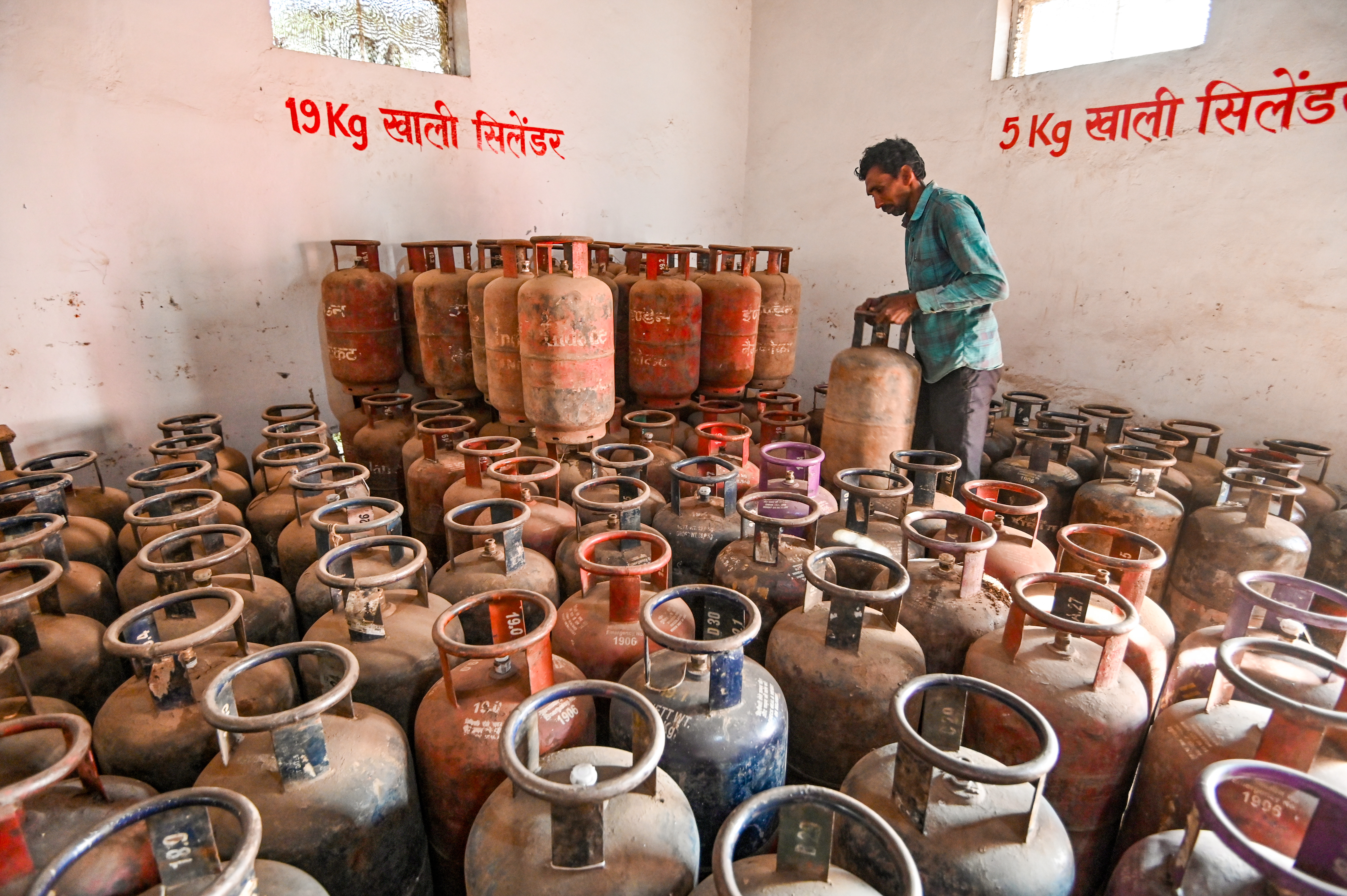 HPCL LPG distributors suspended for malpractices crackdown HPCL LPG distributors suspended for malpractices crackdown