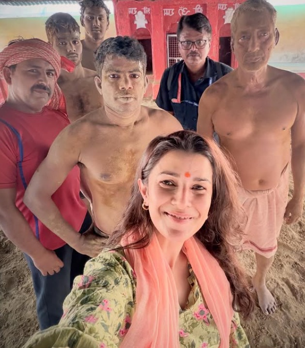 Nimrat Kaur posing with wrestlers during her Kashi visit on Hanuman Jayanti Nimrat Kaur posing with wrestlers during her Kashi visit on Hanuman Jayanti