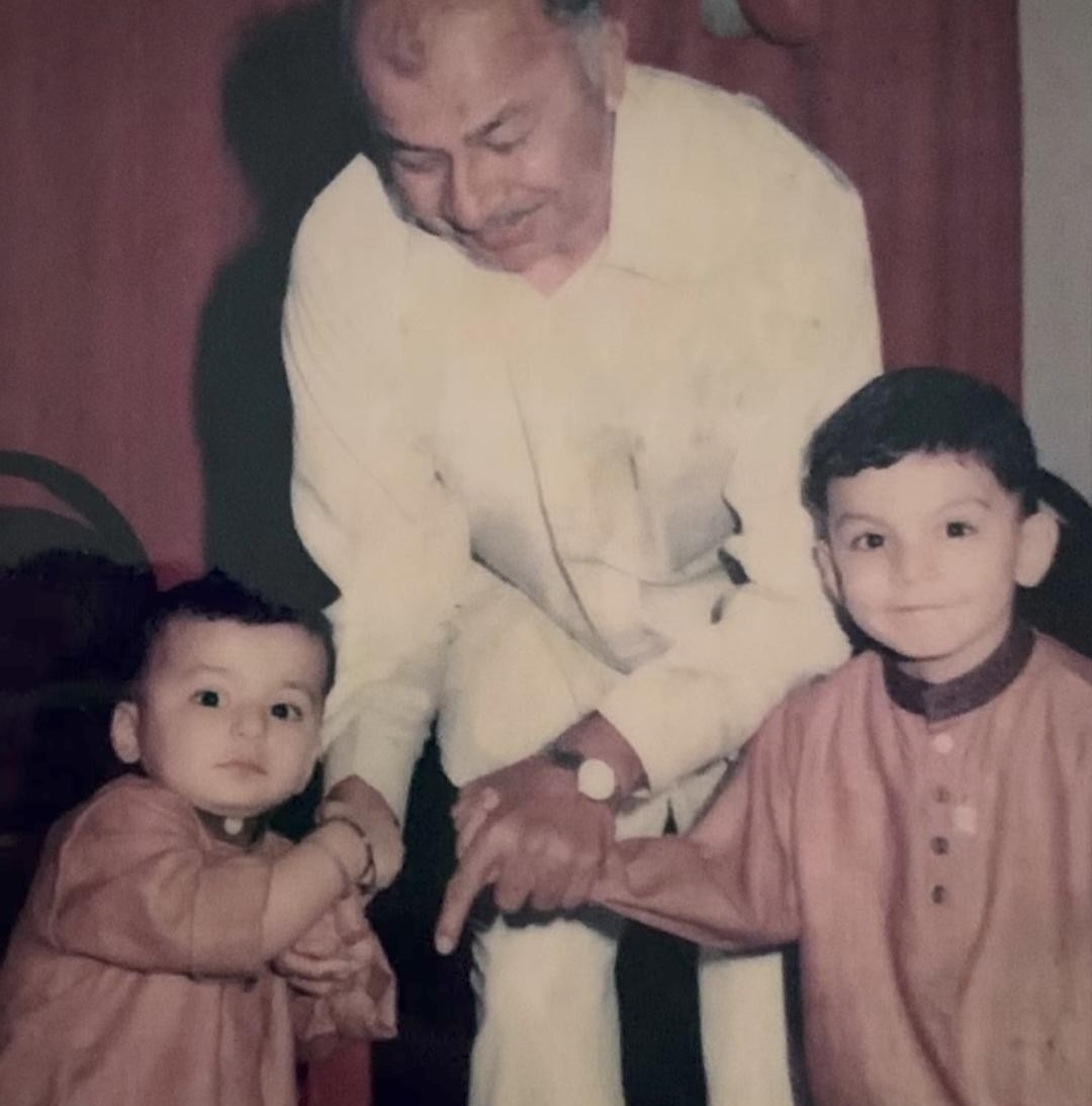 Veer Pahariya and Shikhar childhood birthday photo with grandfather Sushil Kumar Shinde Veer Pahariya and Shikhar childhood birthday photo with grandfather Sushil Kumar Shinde