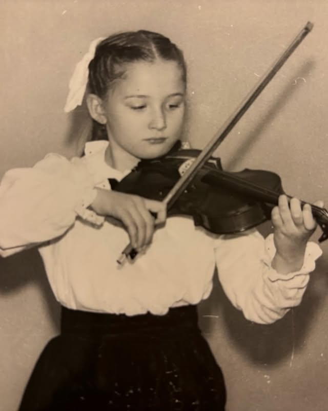 Anna Konidela childhood music performance photo Anna Konidela childhood music performance photo
