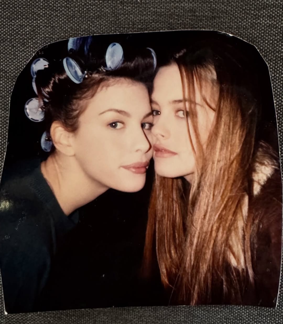 Alicia Silverstone and Liv Tyler 90s throwback photo before selfies Alicia Silverstone and Liv Tyler 90s throwback photo before selfies