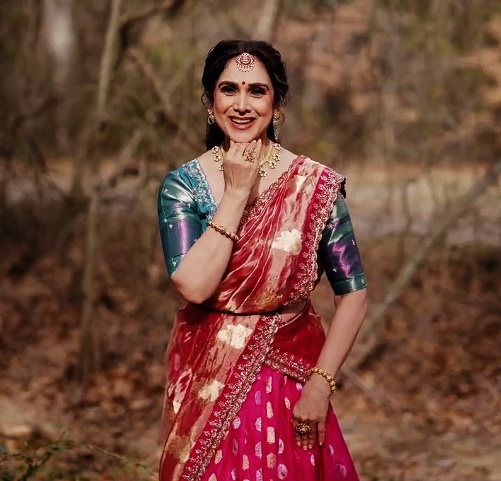 Meenakshi Seshadri dancing in traditional saree recreating song with Chiranjeevi Meenakshi Seshadri dancing in traditional saree recreating song with Chiranjeevi