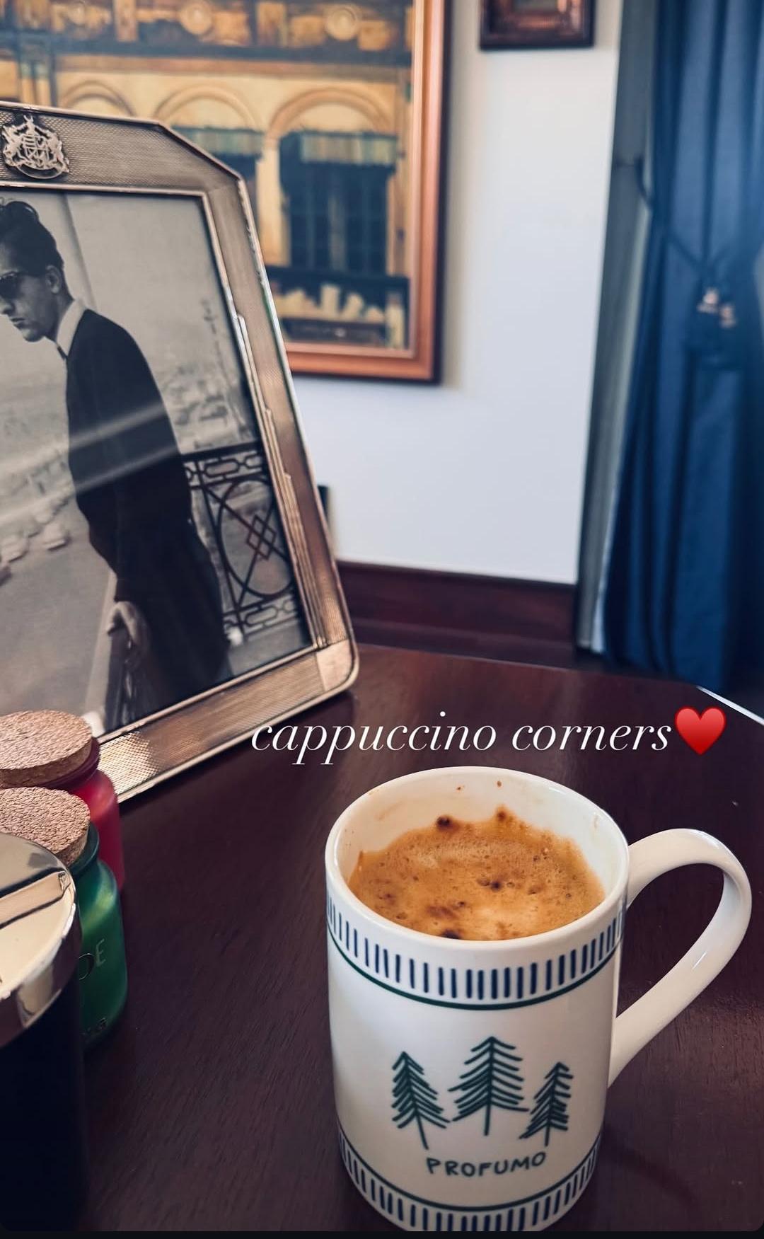 Kareena Kapoor cappuccino corner with photo of Mansoor Ali Khan Pataudi Kareena Kapoor cappuccino corner with photo of Mansoor Ali Khan Pataudi