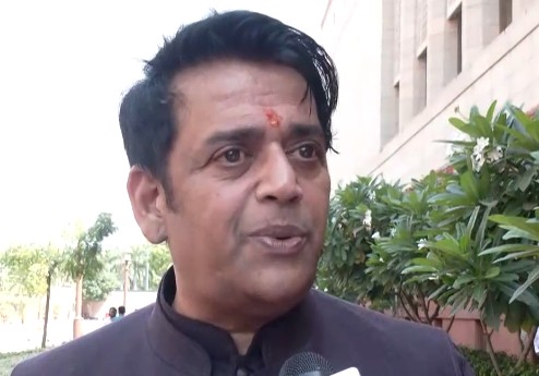 BJP MPs discuss Women's Reservation Bill outside Parliament BJP MPs discuss Women's Reservation Bill outside Parliament