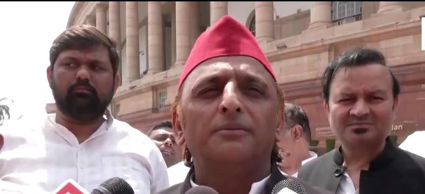 Akhilesh Yadav speaking about trillion-dollar economy and low wages in Noida Akhilesh Yadav speaking about trillion-dollar economy and low wages in Noida