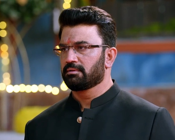 Sharad Kelkar as Aryavardhan in Tumm Se Tumm Tak heart attack scene Sharad Kelkar as Aryavardhan in Tumm Se Tumm Tak heart attack scene