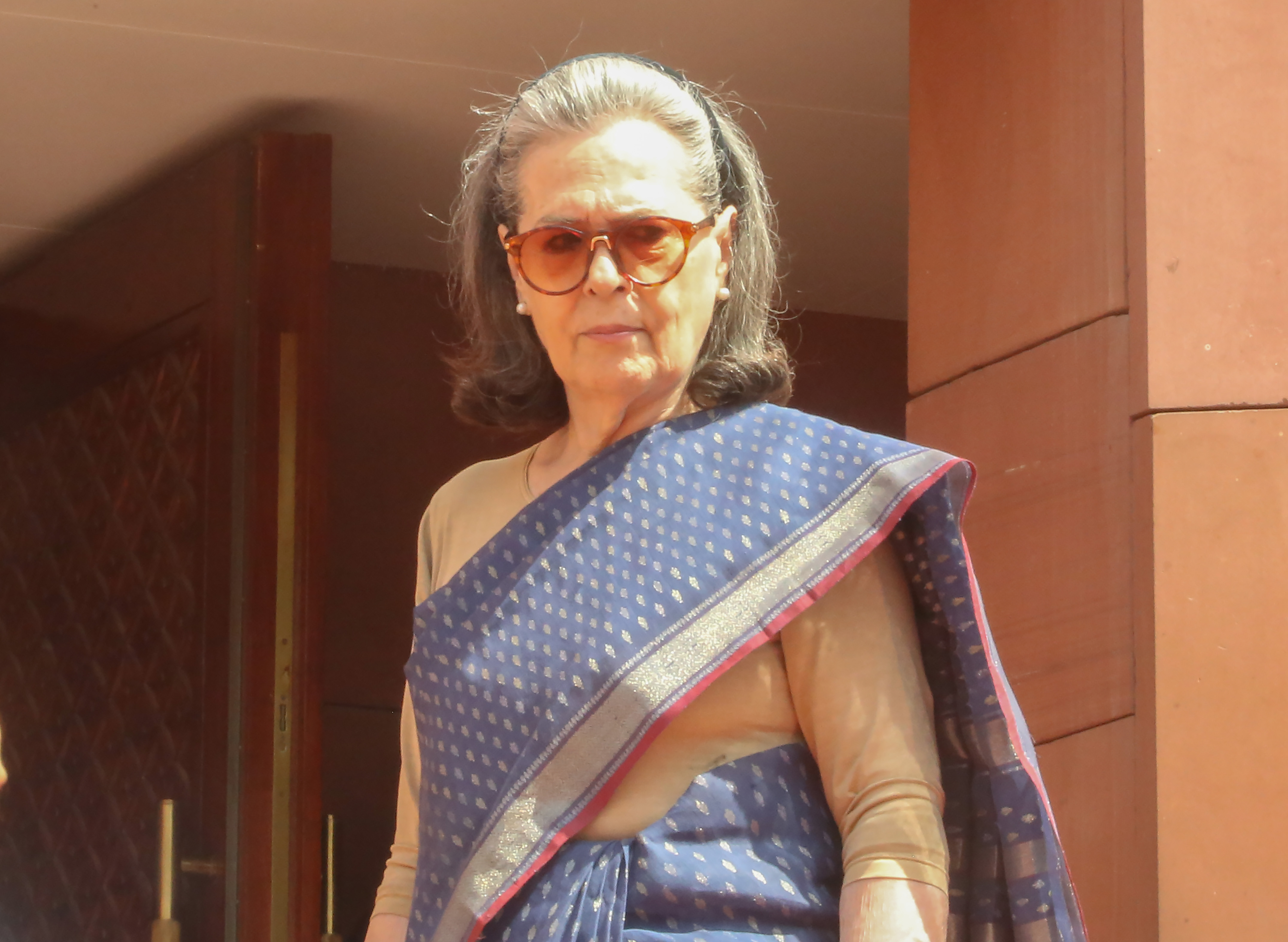 Sonia Gandhi advising DK Shivakumar to take everyone along Sonia Gandhi advising DK Shivakumar to take everyone along